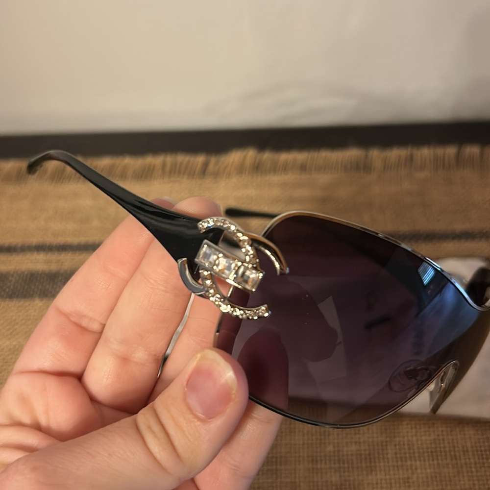 [VANLINKER] Bejeweled Black Sunglasses With Case/Cloth - Picture 2 of 7